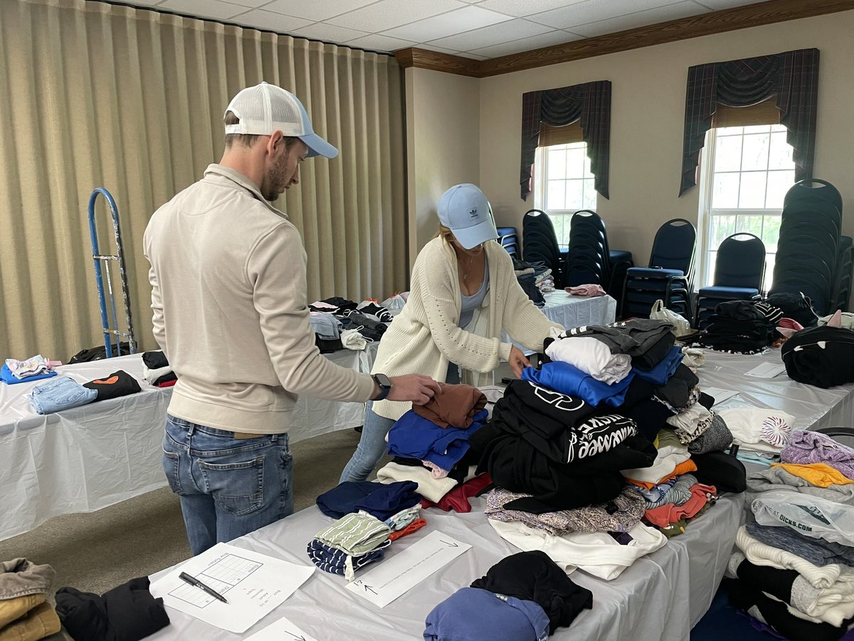 unitedwaylc's tweet photo. GOODNESS IN ACTION: So grateful for Allison and Nathan, two fantastic volunteers who turned their time off into volunteering, rolling up their sleeves &amp; diving into piles of donated clothes to help us get everything folded, sorted, &amp; ready for our community’s Back-to-School Bash! https://t.co/s7uYjuhEwd
