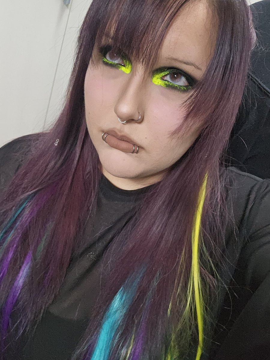 gloteglote's tweet image. Trying different styles lately. Now I really want a nostril piercing tho #makeup #altmakeup #wlw #bi