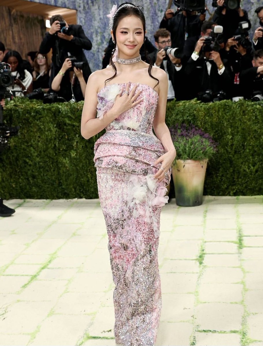 f4tihsw's tweet photo. Jisoo o kadar güzel ki met gala'yı ezip gecmis ilk galası olmasına ragmen ortalıgı yakıp yıkmıs puanım 1000/10
#MetGala2026 https://t.co/wrGmPQRj0l