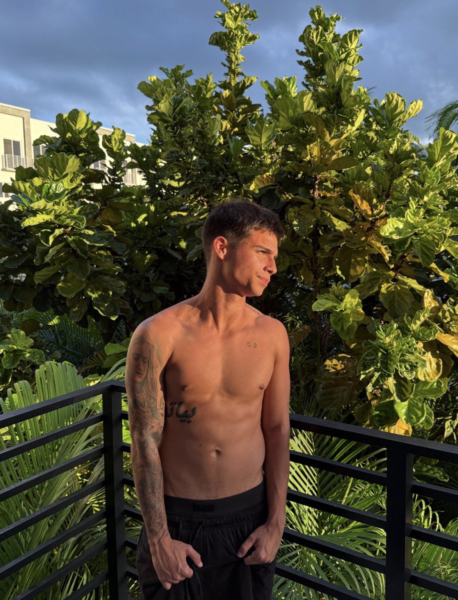 fabi_dhers's tweet photo. How does golden hour look on me https://t.co/cPExySxDin