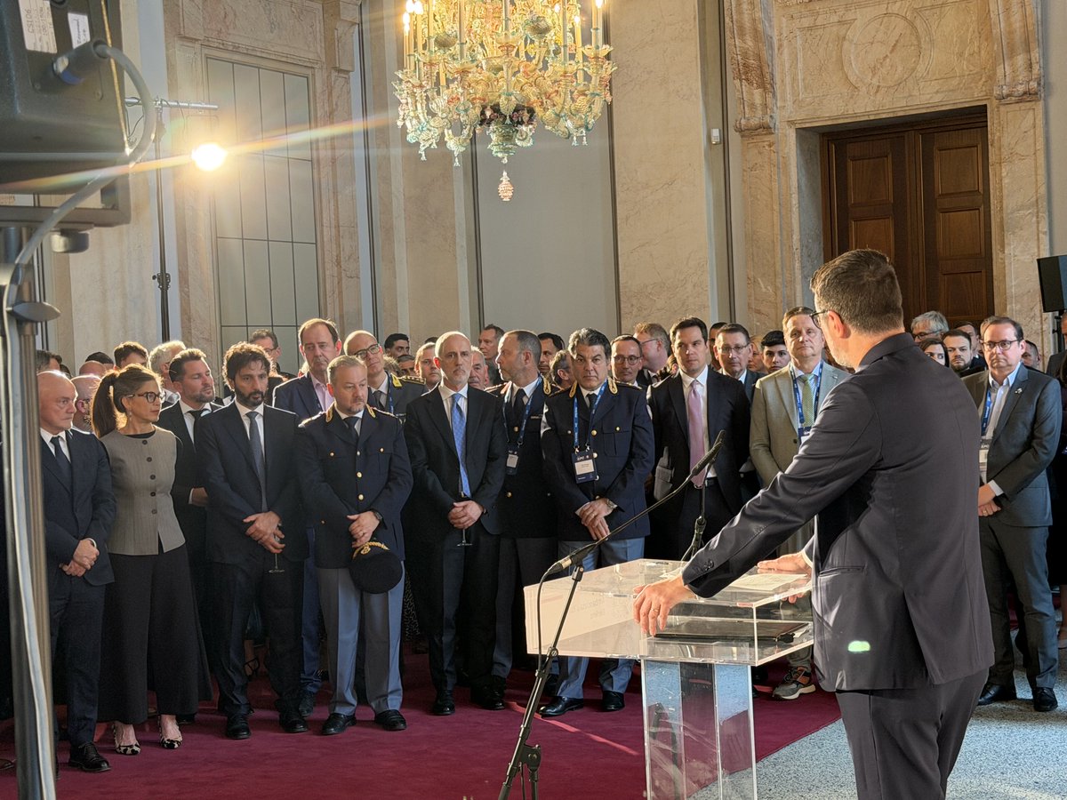 ProllUwe's tweet photo. Heute  Eröffnung des 29.Europäischen Polizeikongresses :italienische Botschaft .Morgen und übermorgen von Italien lernen :Umkehr der Beweislast von kriminell angehäuftem Vermögen, Kampf gegen illegale Finanzströme und Infiltration OK.@BehoerdenNews https://t.co/ejsKWB0xRG