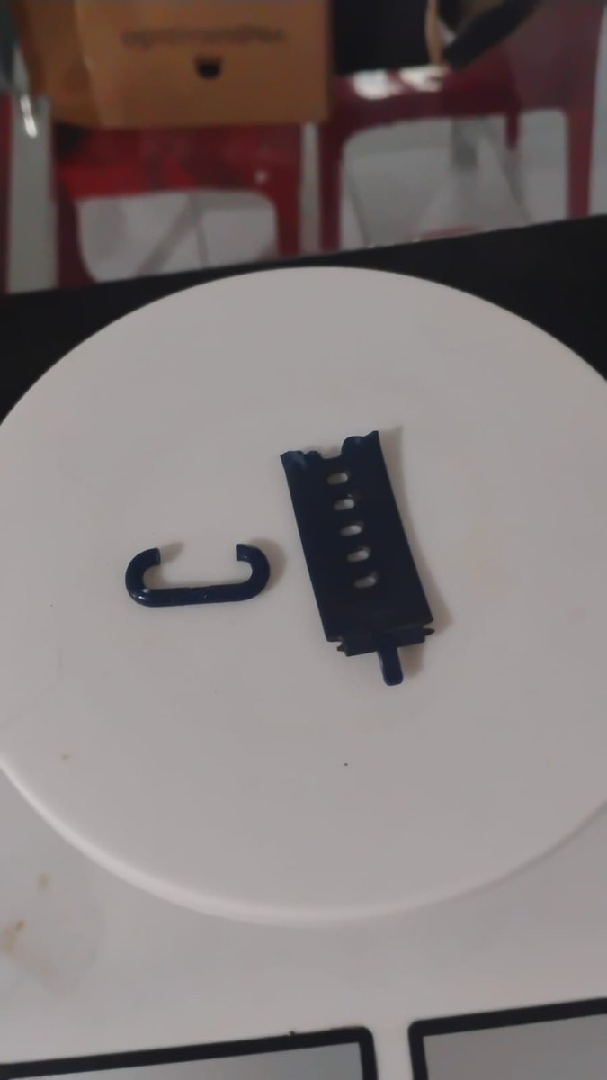 A cachorra comeu meu smartwatch 🤦🏼‍♀️☠️ tudo q encontrei foi um pedaço da pulseira. #blueheeler é um terror 😫 Levar p fazer raio-x.