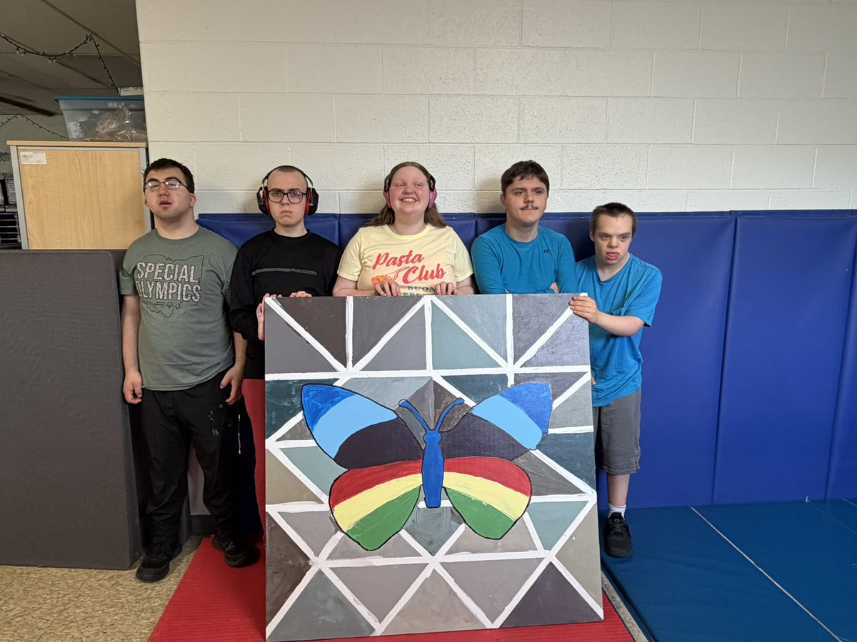 LHSMDClassroom's tweet image. Mrs Harper’s class was asked to contribute a barn quilt square to be placed at the Fairfield County Fairgrounds for @lhs_ART! They did an awesome job painting and the 🦋 symbolizes autism awareness! #AutismAwareness @autismspeaks @NationalAutism