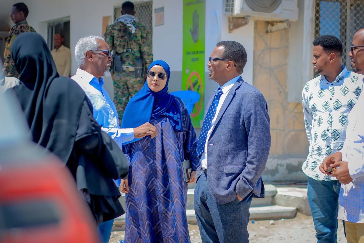 statebankofpl's tweet photo. Agaasimaha Guud ee Bangiga Dowladda #Puntland, Feysal A. Warsame, ayaa booqasho shaqo ku tegay faracyada #Bangiga ee Dekedda Boosaaso iyo Garoonka Diyaaradaha, isagoo kormeeray habsami u socodka adeegyada, dib-u-habaynta faracyada, iyo doorka Bangiga ee dhaqdhaqaaqa maaliyadeed. https://t.co/tqISAjJ1ea