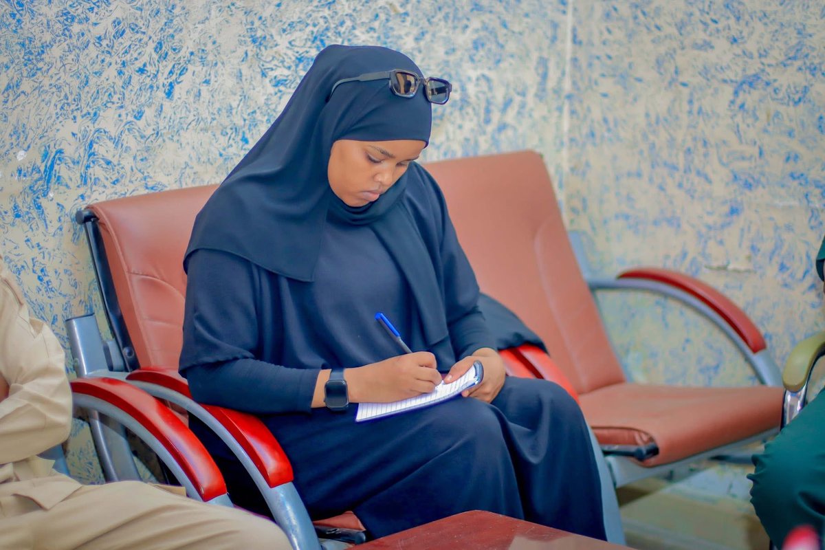 statebankofpl's tweet photo. Agaasimaha Guud ee Bangiga Dowladda #Puntland, Feysal A. Warsame, ayaa booqasho shaqo ku tegay faracyada #Bangiga ee Dekedda Boosaaso iyo Garoonka Diyaaradaha, isagoo kormeeray habsami u socodka adeegyada, dib-u-habaynta faracyada, iyo doorka Bangiga ee dhaqdhaqaaqa maaliyadeed. https://t.co/tqISAjJ1ea