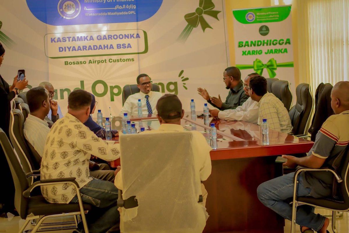 statebankofpl's tweet photo. Agaasimaha Guud ee Bangiga Dowladda #Puntland, Feysal A. Warsame, ayaa booqasho shaqo ku tegay faracyada #Bangiga ee Dekedda Boosaaso iyo Garoonka Diyaaradaha, isagoo kormeeray habsami u socodka adeegyada, dib-u-habaynta faracyada, iyo doorka Bangiga ee dhaqdhaqaaqa maaliyadeed. https://t.co/tqISAjJ1ea