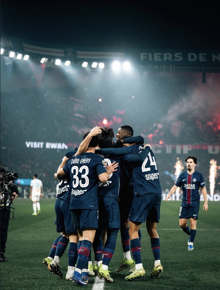 ZaireEmeryFR's tweet photo. 𝗘𝗻𝘀𝗲𝗺𝗯𝗹𝗲 ❤️💙

#BAYPSG | #UCL https://t.co/e0QHMpcsml