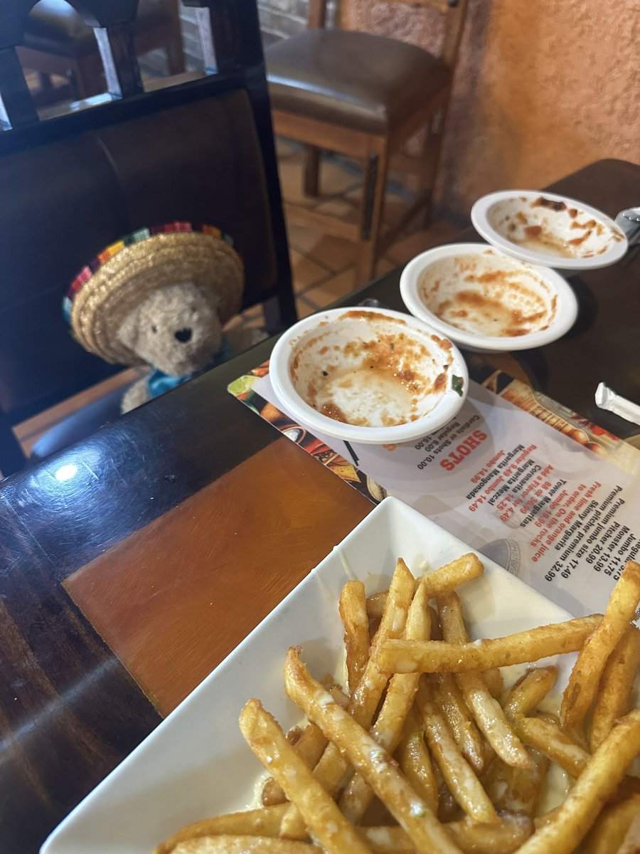 Sonja_Realm's tweet image. Oh! Sam is going to eat some chip-

DEAR GOD. 
SAM U FATTY-
#bearalpha #bearroblox