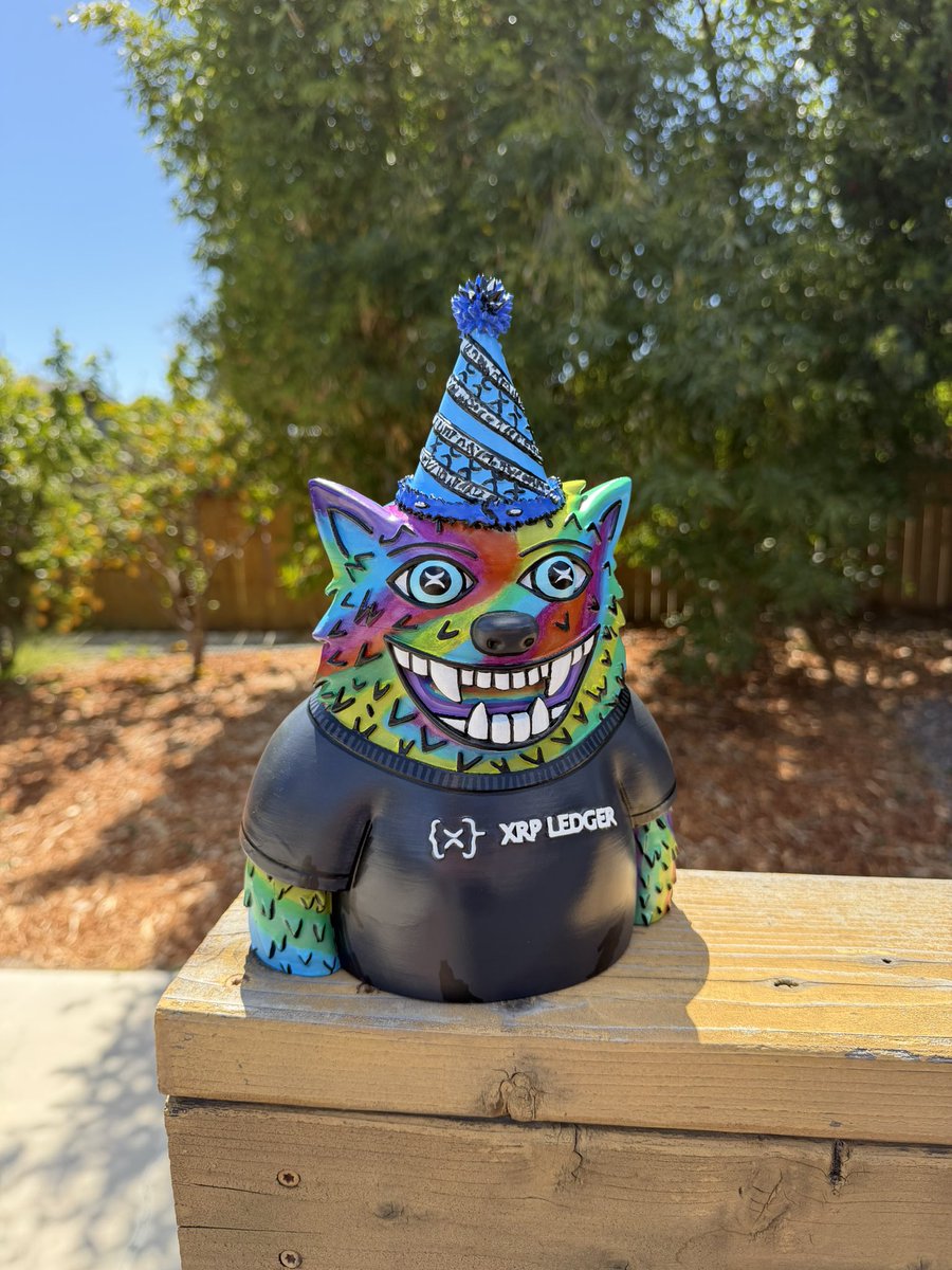 Elliotsloan's tweet image. Check out this @fuzzy_xrp print we made for @FiendFuzzy 🤝 🐻 ❤️‍🔥 #NFT #XRP Who wants one?? 👉 nft23d.com 💥