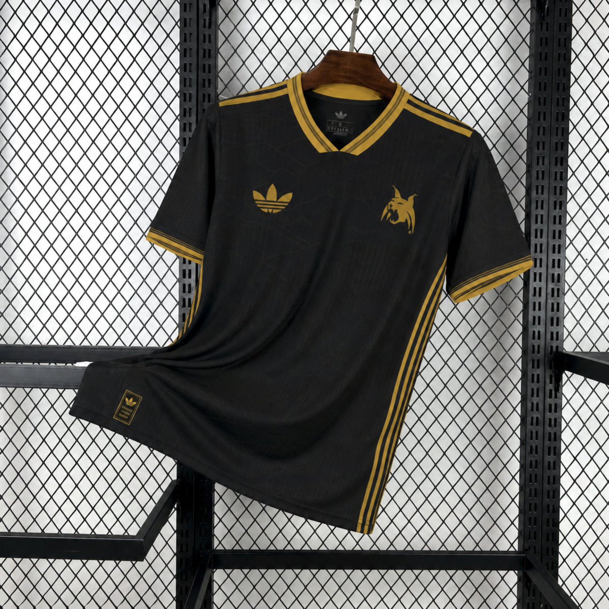 lincesdetlx's tweet photo. Estamos llegando al final de este split en la @PlebeiansLeague y es por eso que presentamos nuestra tercera equipación en negro y oro para el duelo vs @30Knigts_FC 

El relieve de nuestro volcán y el logo que nos dio a conocer al mundo detallan esta equitación. https://t.co/eMB467gitG
