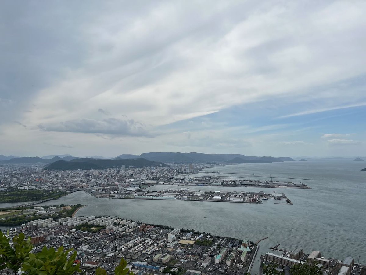 lc575able's tweet photo. 連休は高松に行ってきました。

岡山県倉敷市の鷲羽山から見た瀬戸大橋。向こうは香川県坂出市です。

高松市屋島から見た市街地。源平合戦があった所だそうです。

高松港。

カメラはOlympus E-M1 mk IIです。
#高松市　#瀬戸大橋　#高松港 #Olympus https://t.co/cwytFKfMLU