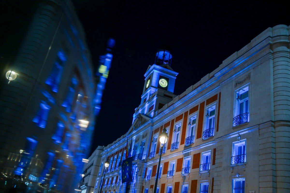 ComunidadMadrid's tweet photo. 🔵 La Comunidad de Madrid ilumina de azul la fachada de la Real Casa de Correos por el Día Mundial de la Hipertensión Pulmonar.

🏥 El @H12Octubre cuenta, desde 1981, con una Unidad de tratamiento que es Centro de Referencia Nacional y Europeo.

+Info: https://t.co/plLJMYbbHP https://t.co/cdr3Yq3HoK