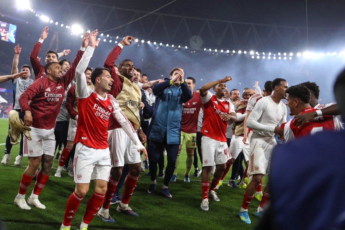 IDGoonerscom's tweet photo. Jujur, masih mencoba untuk mencerna apa yang terjadi pagi ini. Bener2 dibuat sedikit linglung (karena ngga percaya, dan karena bahagia). Ini mau tidur juga kagak bisa, mau ngapa2in juga masih asik pantengin timeline… ahaha 😅 https://t.co/hIVBIRVdEl