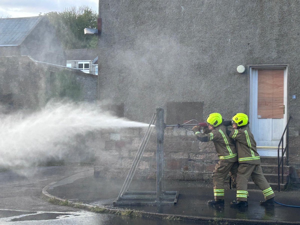 abewdhq's tweet image. Pictures from the cluster training exercise at Campbeltown attended by On Call firefighters from Carradale, Campbeltown &amp;amp; Minard. Demonstrating development of fire, removing smoke from compartments &amp;amp; the use of the UHPL. #Oncall #Teamwork #Development #SFRS 🚒🔥
