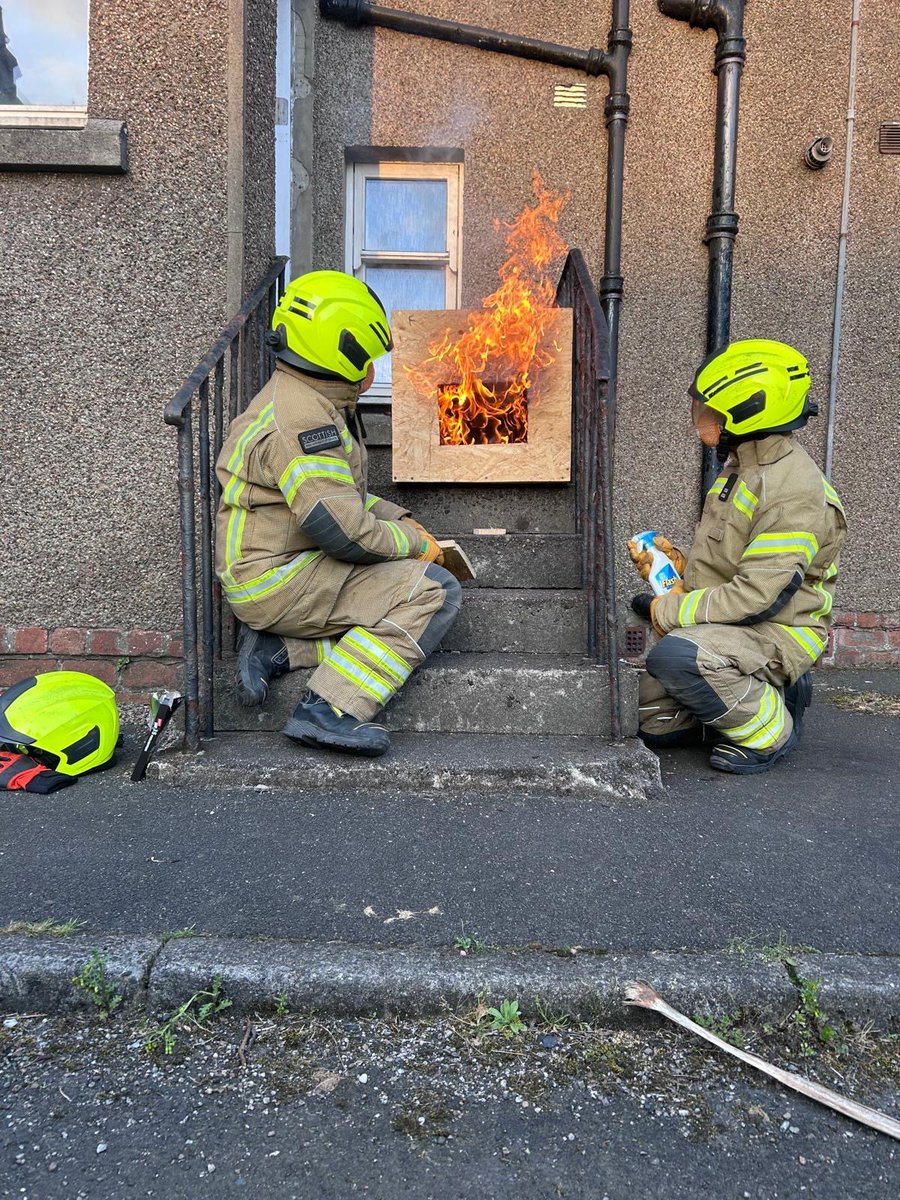 abewdhq's tweet image. Pictures from the cluster training exercise at Campbeltown attended by On Call firefighters from Carradale, Campbeltown &amp;amp; Minard. Demonstrating development of fire, removing smoke from compartments &amp;amp; the use of the UHPL. #Oncall #Teamwork #Development #SFRS 🚒🔥