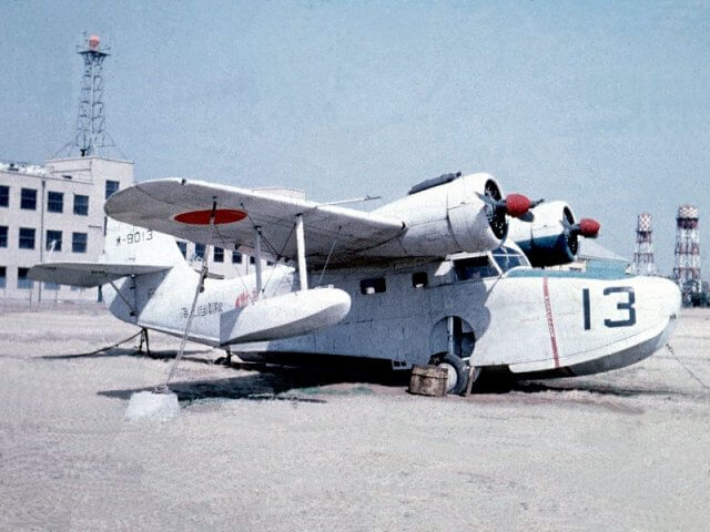 米 Grumman G-21 Goose
日命名 LXG1 グラマン水陸両用飛行艇
Grumman社初の単葉・双発機。元々は富豪の通勤用でバーやトイレが付いており、使い勝手の良さから輸送機や爆撃などとして用いた。日本は海軍が研究目的で輸入、陸軍がジャワ島で鹵獲、戦後は空自に貸与された。今も30機程現役である。