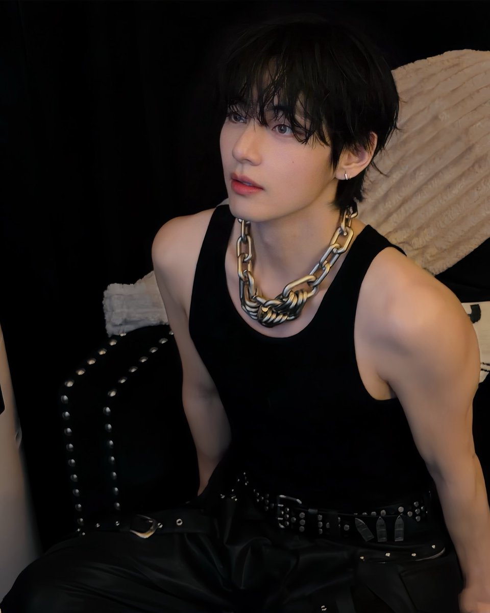 tetespics's tweet photo. Taehyung looks so pretty. https://t.co/6JMa9Jr91O