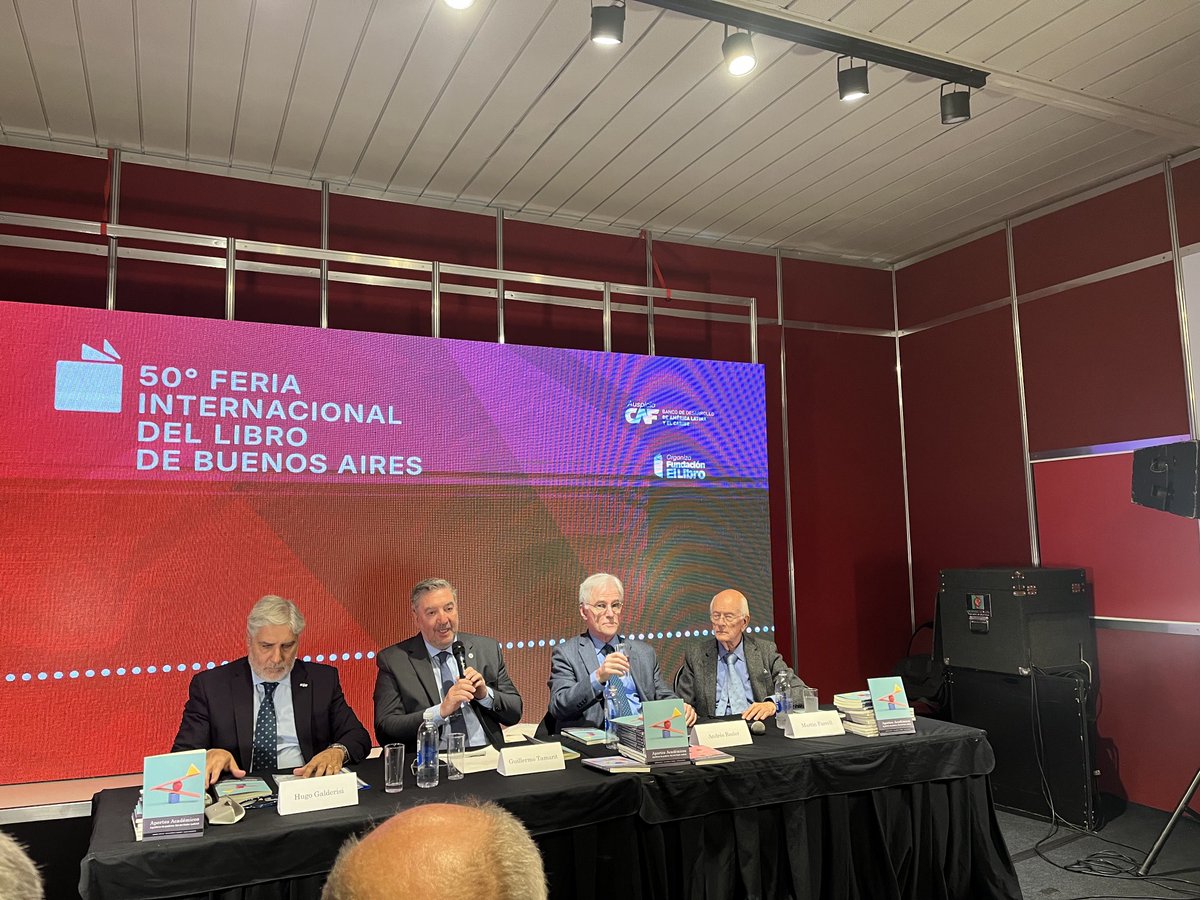 OSammartino's tweet photo. La cola se extiende hasta Plaza Italia para escuchar en la Feria del Libro a Martín Farrell, ⁦@abrosler⁩ y ⁦@gtamarit⁩. https://t.co/dYB0uoIpTZ