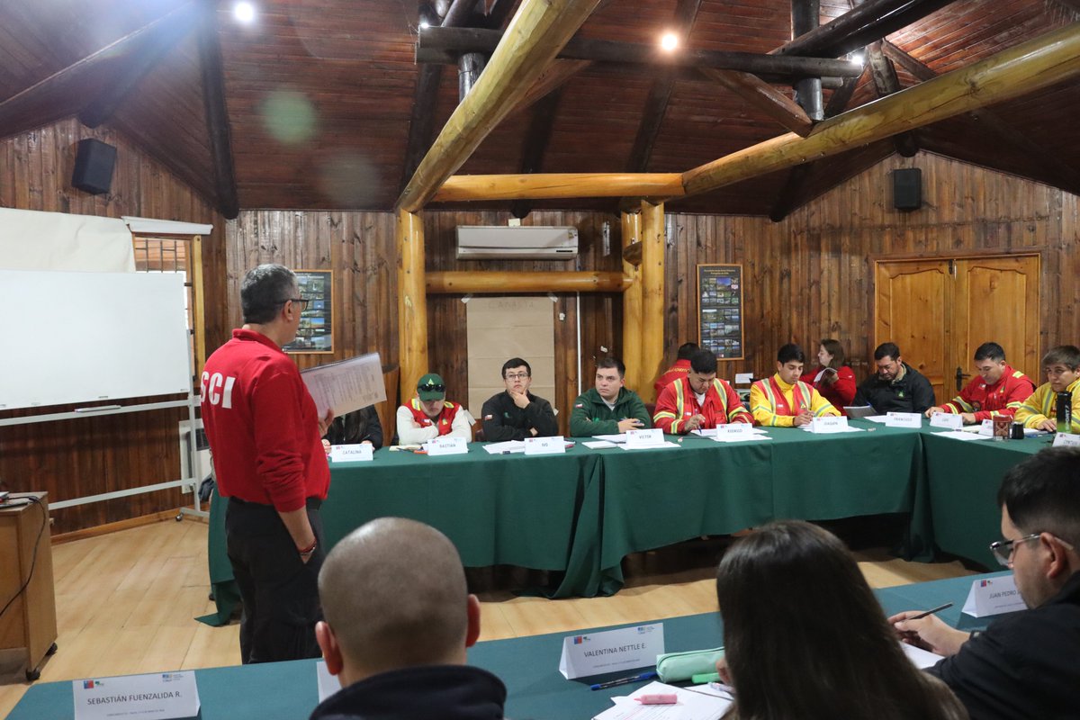 conaf_maule's tweet photo. 👉Esta jornada, funcionarios del Departamento de Protección contra Incendios Forestales participaron de la 1° capacitación del Sistema de Comando de Incidentes (SCI).  Con el objetivo de perfeccionar al personal en los Puestos de Comando, impartido por personal CONAF y SENAPRED. https://t.co/R7pnXNWEEN