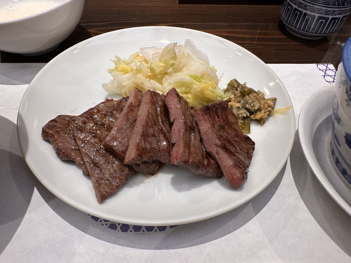 zahaawa's tweet photo. たった3日の旅で、、まさかの3キロも太ってたんだけど😑
毎日2万歩以上歩いたのに？！

外国では100%痩せるのに、日本では太るという悲劇、、 https://t.co/ezPJG1v02H