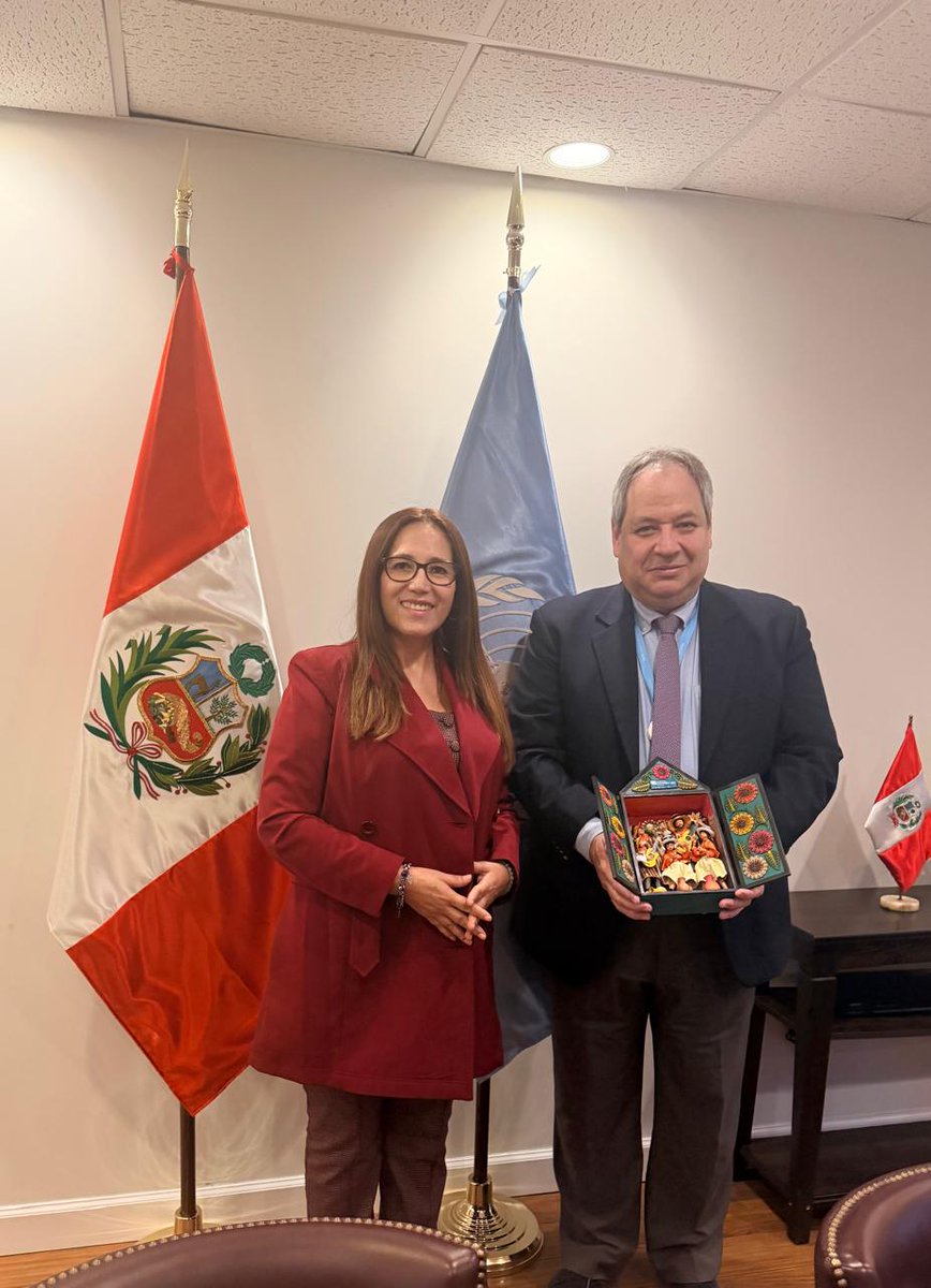AldeasSOSPeru's tweet photo. La niñez debe estar en el centro de la agenda global.🌍

Nuestra directora nacional, @1NancyMartinez  , representó a Aldeas Infantiles SOS Perú en una reunión con la Misión Permanente del Perú ante las Naciones Unidas en Nueva York, encabezada por el Embajador de Perú Juan Pablo Vegas.

En este espacio posicionamos una preocupación urgente:⚠️ la creciente desprotección infantil en nuestro país. La pobreza y la violencia siguen debilitando a las familias y poniendo en riesgo el derecho de niñas, niños y adolescentes a crecer en entornos seguros. 👧👦

También visibilizamos la situación de la niñez migrante, expuesta a separación familiar, barreras de acceso a servicios y riesgos de explotación. Su condición no puede ser una barrera para la protección. 🤝
Este encuentro se dio en el marco del II Foro de Examen de la Migración Internacional (IMRF 2026), un espacio donde representantes de distintos países analizan y debaten los desafíos de la migración a nivel global; que son clave para seguir impulsando este diálogo global para que la niñez crezca con el cuidado, la protección y las oportunidades que necesita para desarrollarse plenamente, más allá de cualquier frontera.🙌

#ProtecciónInfantil #Niñez #DerechosDeLaNiñez #Migración #IMRF2026 #AldeasInfantilesSOS #Perú #ImpactoSocial #ONU