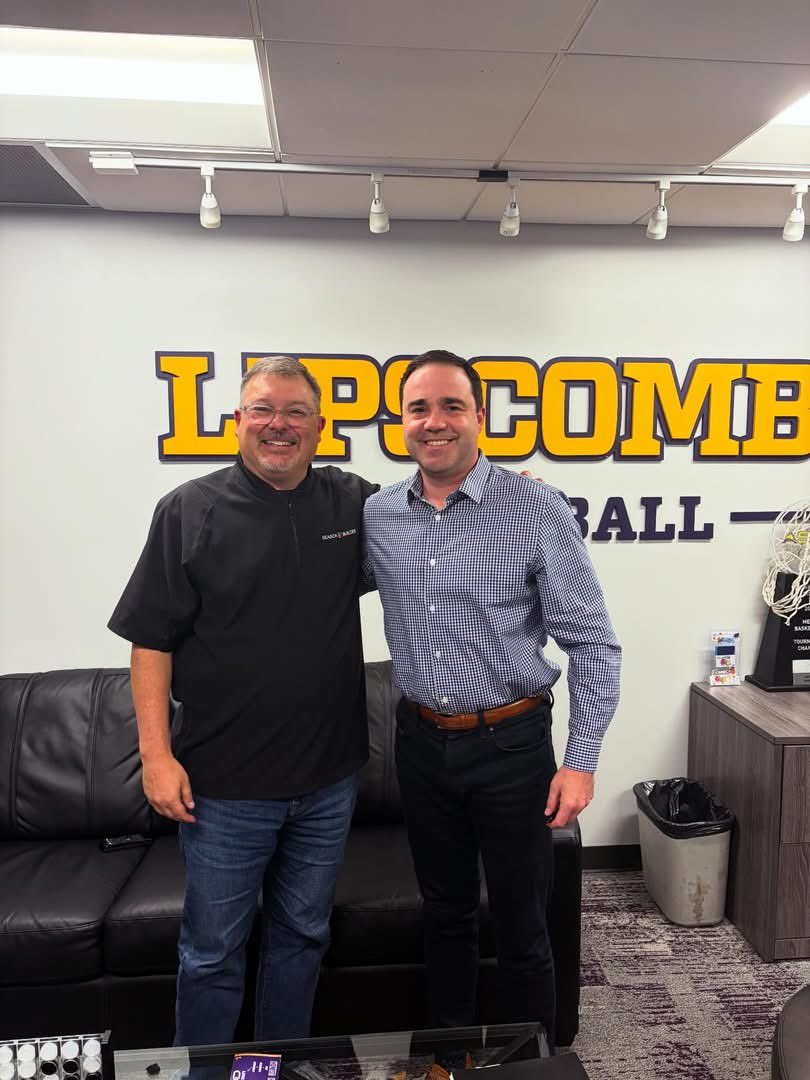 SeasonBuilder's tweet photo. Great catching up with @Coach_Carroll talking Honest, Hungry, Humble culture at @LipscombMBB and learning from one of the best when it comes to pouring into athletes Lance Brown with WhoUWith ministries!  Good day in Nashville! https://t.co/rD5kRPCIQj