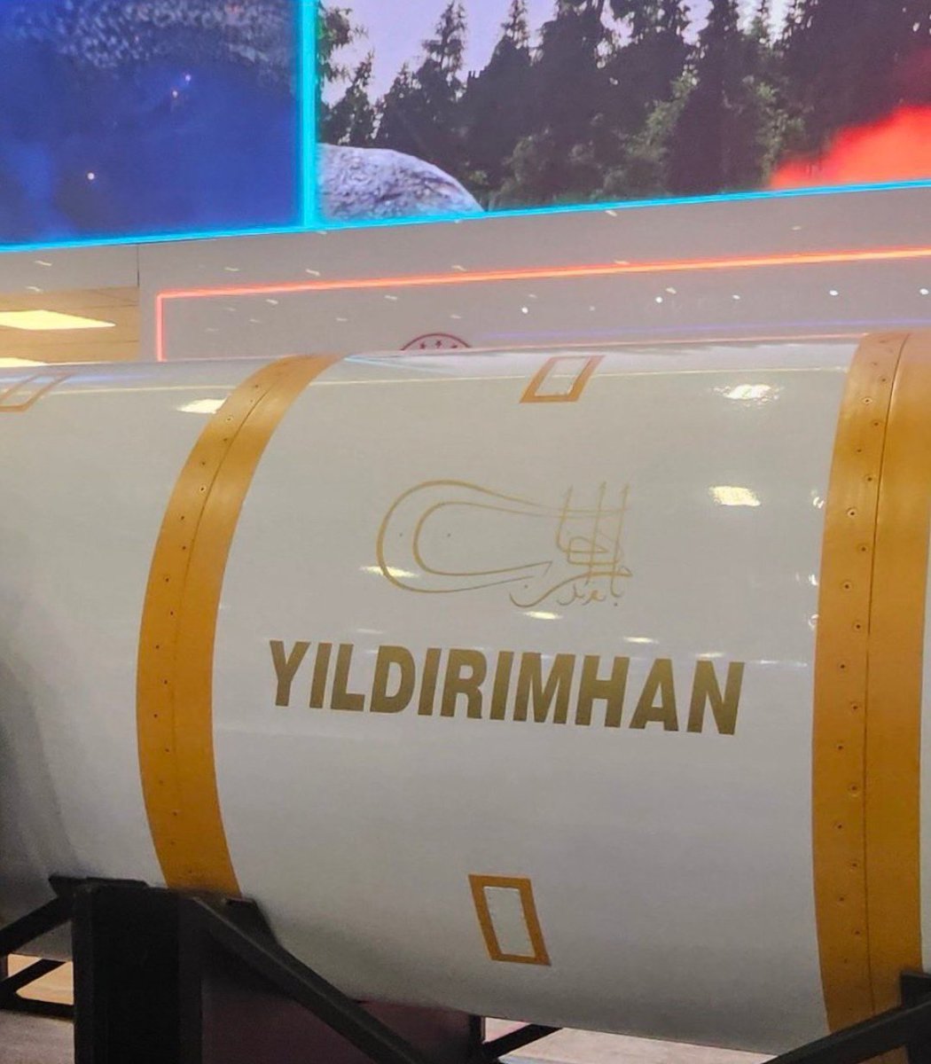 Selcen__Ezgin's tweet photo. İşte böyle... Muasır medeniyete ulaşmak, imzayı bardaklara, kıyafetlere, bilboardlara yazmakla olmuyor. 
İmza böyle atılır 👇👏 https://t.co/orkt7h0aKO