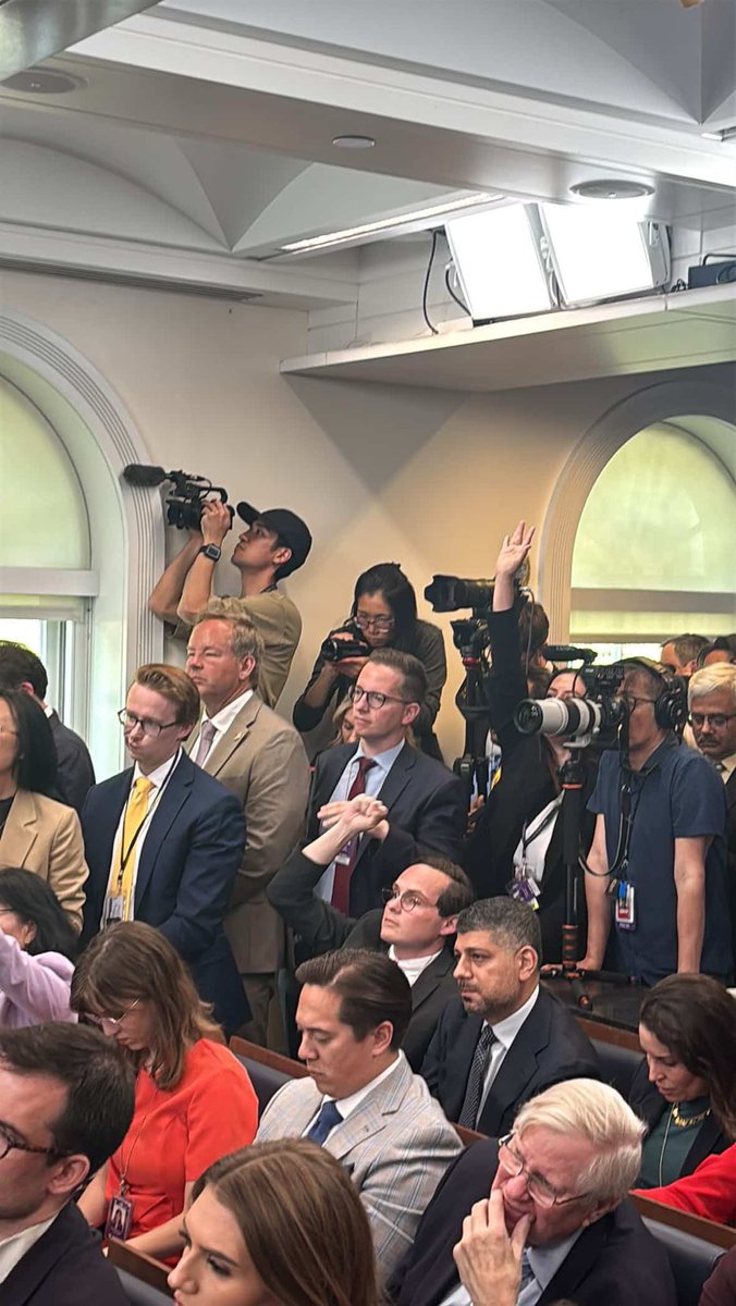 LeoFeldmanNEWS's tweet image. Packed #WhiteHouse briefing today as Secretary of State @marcorubio fills in on behalf of @karolineleavitt who is on maternity leave. 

📸 @CarolinaValla16 

@newsweek 

#News #Reporter #Media #Press