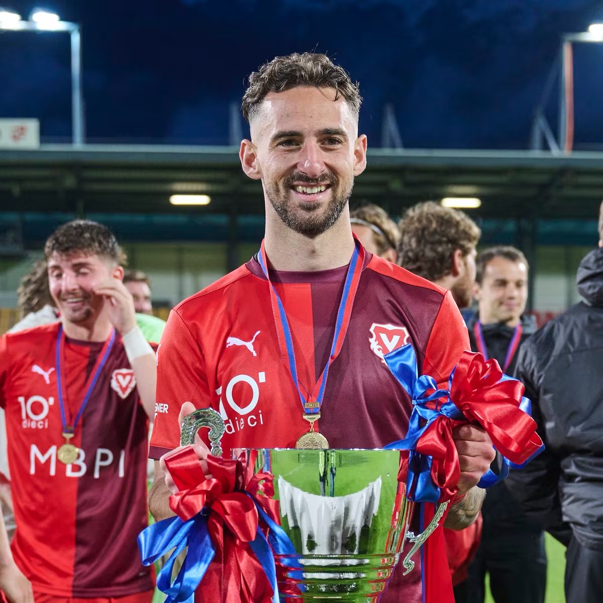 migrantesbalon's tweet photo. El Vaduz ha ganado hoy su 52ª Copa de Liechtenstein y jugará previa de Conference la próxima temp.

Como en Liechtenstein no hay Liga, juegan en el sistema suizo. Están en 2ª, pero van primeros y dependen de sí mismos para ascender.

Allí juega desde 2024 el español Javi Navarro. https://t.co/8H0ML1wXIR