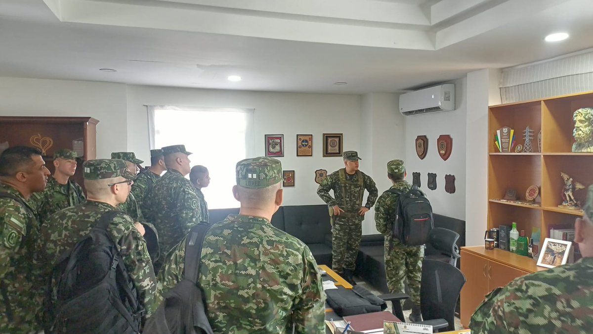Ejercito_Div5's tweet photo. El Batallón de Infantería Liviana N.° 26 Cacique Pigoanza, orgánico de la #NovenaBrigada, recibió a un grupo de capitanes que adelantan estudios en la Escuela de Armas Combinadas del @COL_EJERCITO.

Durante la visita, conocieron las capacidades operacionales de la unidad y los potenciales estratégicos del centro del #Huila, fortaleciendo su formación y visión territorial. #PatriaHonorLealtad.