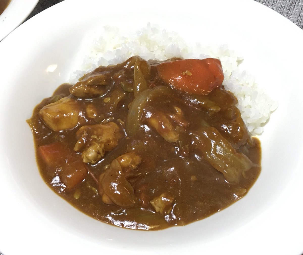 ogatas0520's tweet photo. もう定番になってるかもしれない
#無水カレー

①トマト6個鍋底に（缶詰でもよい　必ず底に）
②玉葱2個人参1本鳥手羽元400g
③中火10分弱火40分～
④粉末カレー6皿分　弱火10分
⑤出来上がり

油も水もニンニクも飴色玉葱も不要
鍋にまかせる究極のズボラレシピ
食材の旨みが凝縮され水なしでこの水分

今までの努力は何だったのか
と思うこと必至の感動の旨さ！ 

横濱亭中辛の粉末と
S＆B赤缶の粉末を２：１くらいにブレンドして
とろみを調節しています（サラサラがすき）