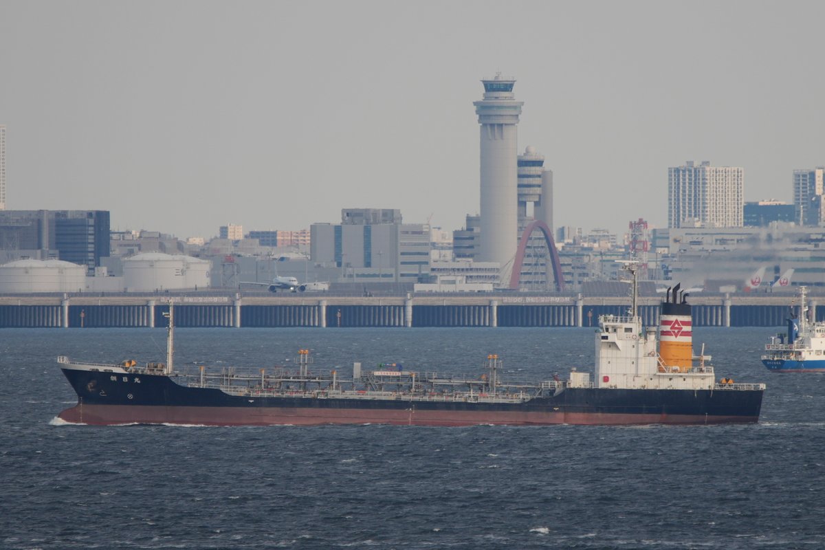 senba16530315's tweet photo. 海ほたるで撮影⑦石油製品の輸送で全国を駆ける5000KL級タンカーたち。1、2枚目は東幸海運 @tokokaiun さんの、ひかると、ひなた。3枚目は朝日海運 @asahi_kaiun さんの朝日丸。外航だけでなく、国内輸送で活躍するタンカーの役割も知られてほしいです。 https://t.co/7M1hoNimpJ