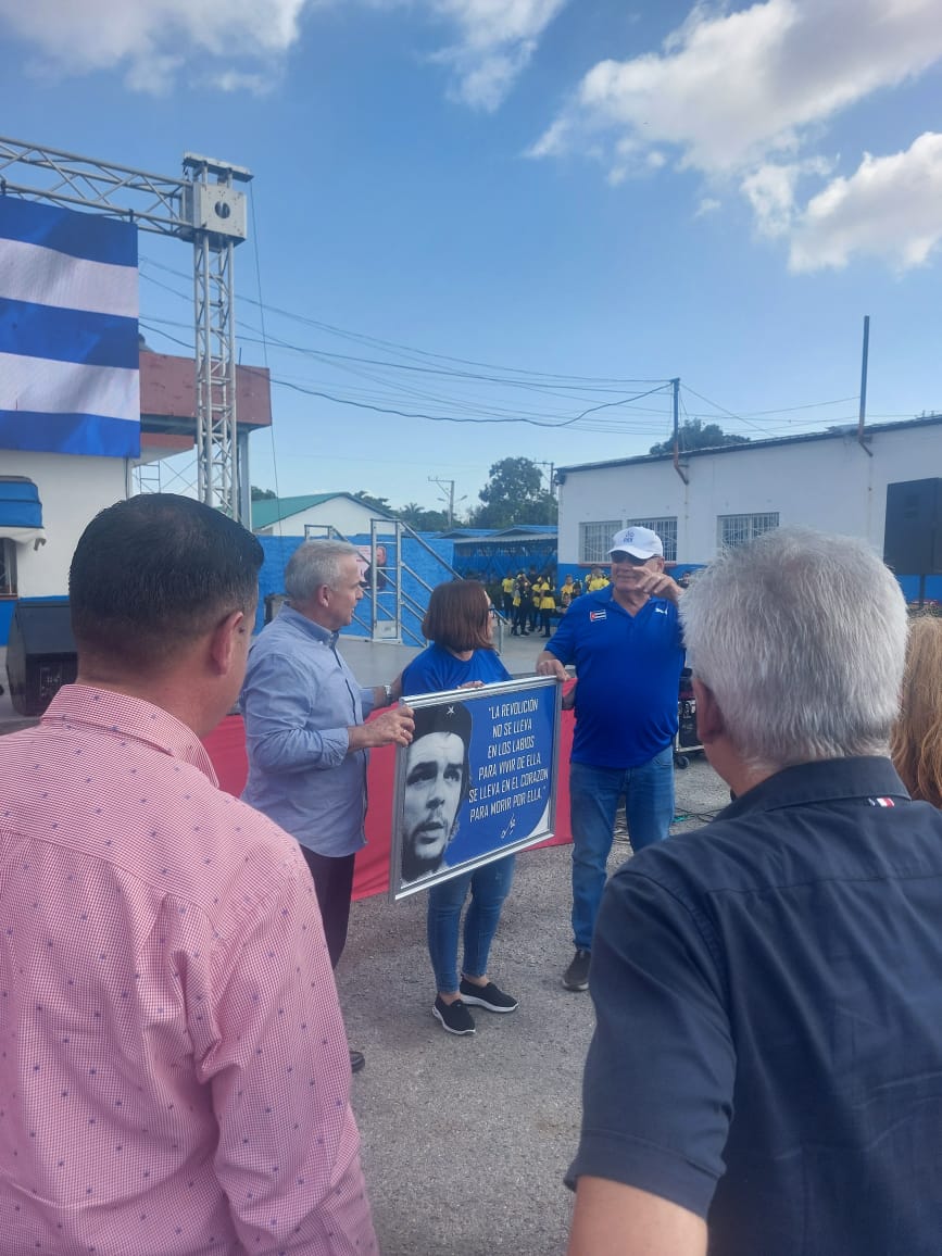 ErmplhDirectora's tweet photo. Hoy es un día de orgullo y reconocimiento. Nuestro colectivo recibe la condición Vanguardia Nacional. Este logro es de todos, porque detrás de cada vanguardia hay un colectivo fuerte, unido y trabajador. ¡Felicidades a los reconocidos y a toda nuestra gran familia https://t.co/u2B2pS9Lb3