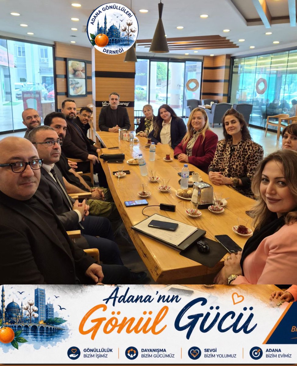 AdanaBasinn's tweet photo. #AdanaGönüllüleriDerneği genel kurulu geniş katılımla gerçekleşti.
Kurucu Başkan @resanarlier güven tazelerken yönetim yenilenerek ve güçlenerek şekillendi. 
#AdananınGönülGücü mottosuyla yeni dönemde kalkınma, sosyal dayanışma, kadın ve gençlik konularında çalışmalar yapılacak. https://t.co/eGS3NT5jVV