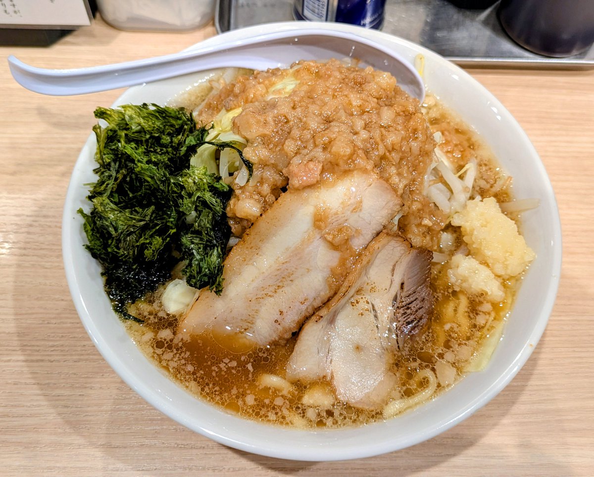 YG4Gf7dSnAjLcdA's tweet photo. 中野坂上『中華そば 千波(ちなみ)』野菜たっぷり背脂中華そば(背脂多め)🍜✨鶏白湯の『らぁ麺 なとり』からリニューアル🌟焼きあご出汁を主体とした新潟燕三条系！😆✨野菜を入れて背脂多めで、プラマイゼロ、むしろマ〜イ✨(←このネタ誰だっけ⁉️😅)
美味しく完食😋✨鶴見『かけ橋』と同系列かな😄✨ https://t.co/zuyVunhGnn
