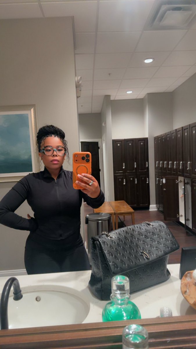 ShaylasWorld's tweet photo. Drink water

Mind my business 

Go to the spa. 
@TiffanyAndCo sunglasses turned out amazing as scripts 🫰🏽 https://t.co/x3jkIVHSzi