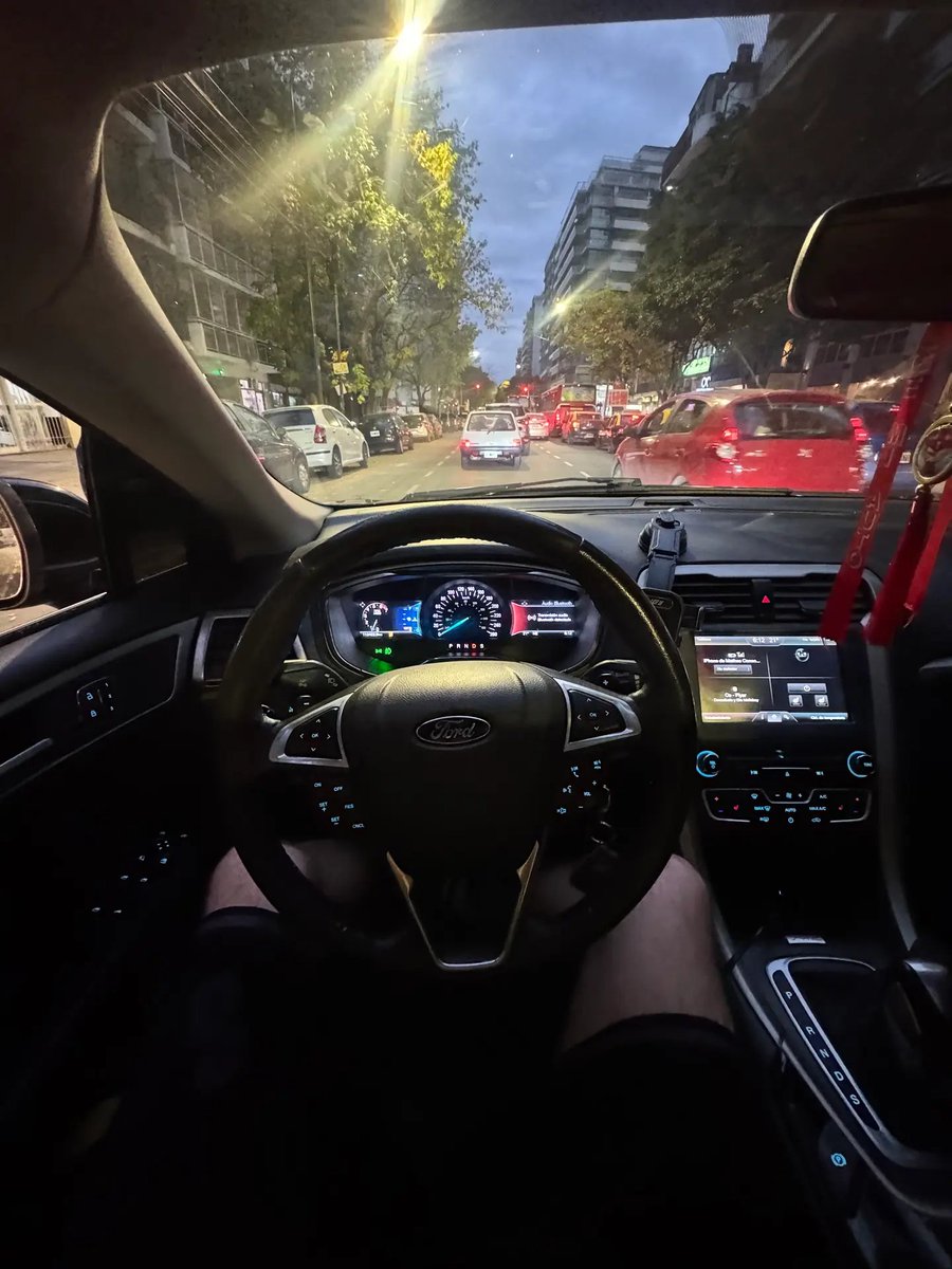 Melián debe ser la calle con más publicaciones en la historia de V6. Y sí, la avenida más linda de la Capital Federal.

El Mondeo muy bonito también.