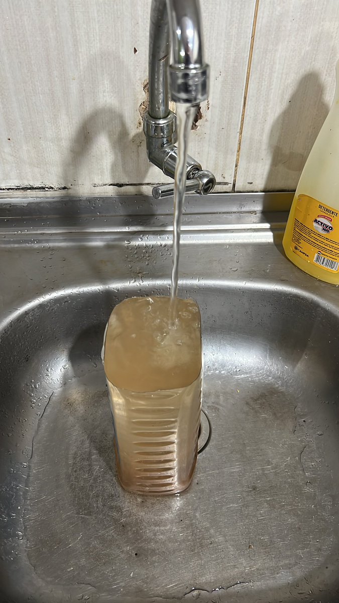 krlosrkld's tweet photo. @EssapSA @ABCCardinal @sntparaguay @canal13 @SantiPenap  Me pueden explicar la mierda de agua que nos están dando?? País de mierda!! https://t.co/uuMMM5x4uV