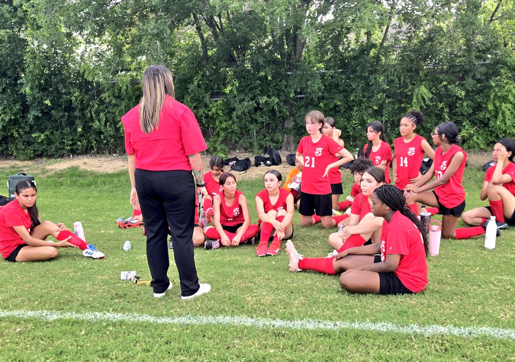 ZachryAVID's tweet photo. 7th grade has the 2-1 lead at the half. Lets go, Lady Wolverines! https://t.co/VeJmZY4ceg