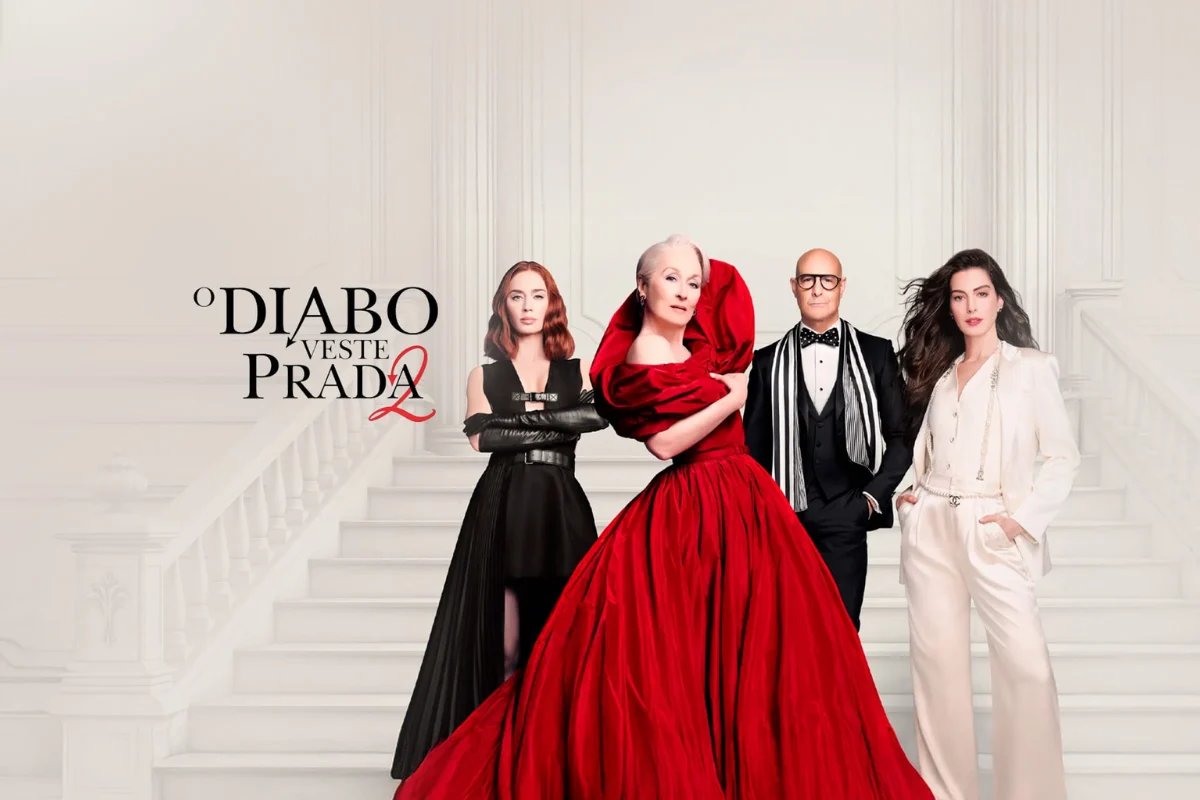 ZAMENZA's tweet photo. Que delícia de filme é "O Diabo Veste Prada 2". No início, você até fica com medo de ser uma bomba porque tudo se desenvolve rápido demais e o roteiro parecesse apressado. Mas ao longo do tempo tudo vai se encaixando e você embarca na continuação sem esforço. 

Ao contrário da maioria das continuações, você vê que tem sendo uma história sendo contada e que está calcada o tempo todo no primeiro, com direito a situações saborosamente nostálgicas, como a trilha incidental.

Nenhum personagem perdeu a sua essência, está tudo ali, mas 20 anos depois. Tudo é milimetricamente coerente com tudo o que você espera deles. A decadência da Miranda atenua o seu tom intimidador porque tudo ao redor mudou, mas em nada enfraquece a personagem. 

A forma cruel como o mundo hoje em dia está também é demonstrada com maestria, expondo que nem as figuras até então poderosas escaparam desse meio. 

Andy segue deliciosamente apaixonante, mas a parte do romance foi desnecessária. E outro senão é a fotografia. Não precisava ser tudo tão sem cor e escuro. Parece que apagaram a luz em boa parte das cenas.

O plot do final com a Emily é sensacional e fecha o ciclo do primeiro filme quando a Andy doou suas roupas da Chanel para a então secretária da Miranda.

A cena final da Miranda com a Andy também faz uma alusão ao fim do primeiro filme que dá um quentinho no coração. Claro que o primeiro é insuperável e o 2 não tem nem um terço do impacto, mas é uma continuação que respeita a obra e fecha definitivamente o ciclo.