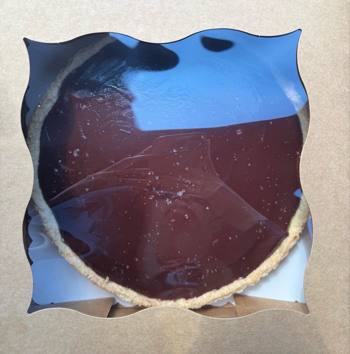 Saamsaaa's tweet photo. Brown butter salted caramel dark chocolate tart < فطيرة الماندولين https://t.co/LdcwJtDvtx
