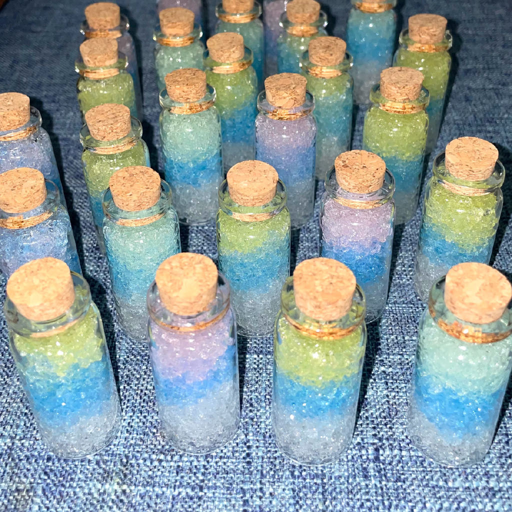 farmboss1's tweet image. DIY your own galaxy jar in 5 mins!  Layer glitter, water, u0026 clear glue—shake for a mini starry sky. Perfect desk decor!  #DIYCrafts #EasyDIY #GalaxyArt