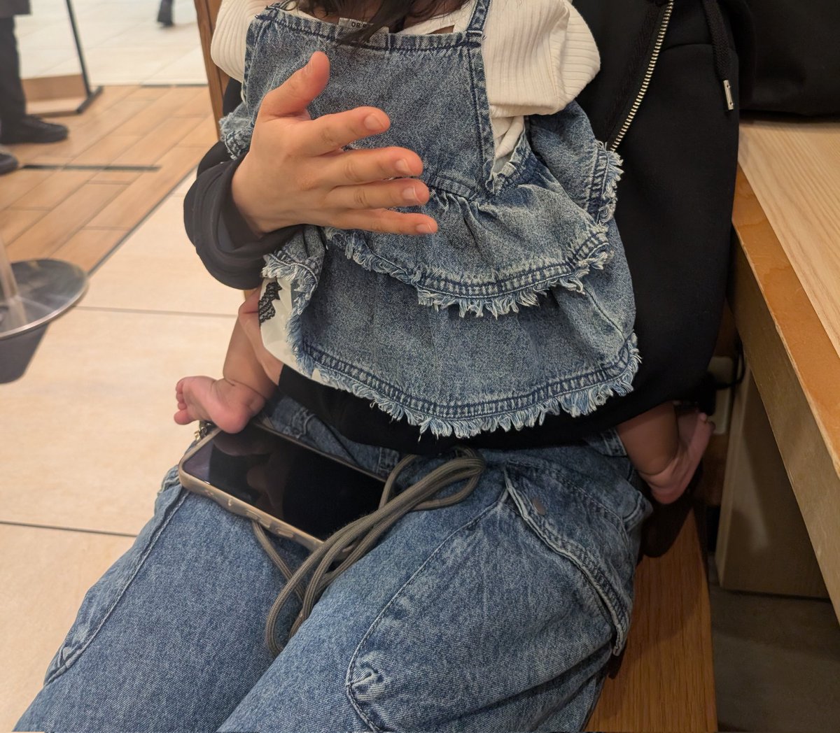 04lsakura's tweet photo. 娘と妹と3人でデニムコーデでお出かけしたんだが私と娘より妹と娘のほうがデニムの色あってておそろい感しっかりで笑った🤣 https://t.co/oMNuiCk84J