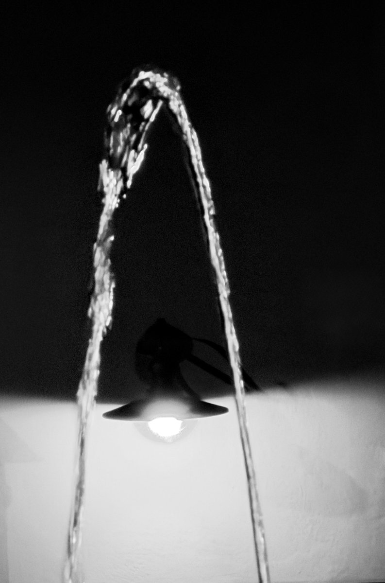 Alonein43672278's tweet image. #photography #blackandwhite #lamp #light #fountain #water #arch
