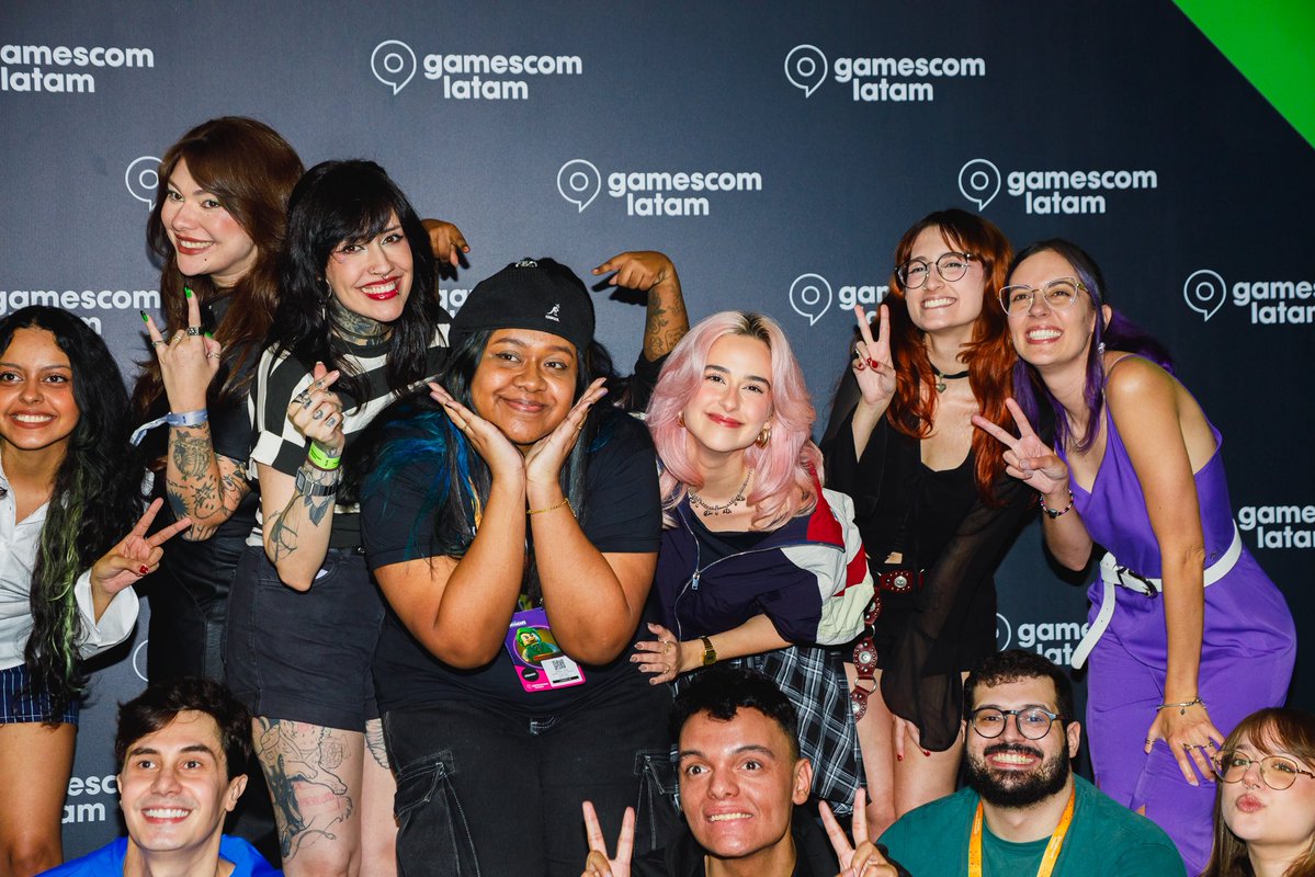to encantada com a foto do meet de #arkanis e a jinki com os bracinhos pra cima 😭 desculpa <a href="/jinkiwinkki/">JINKI 🪄</a> eu amo vose ta 💜 

to muito feliz por tudo, essa gamescom foi incrível.