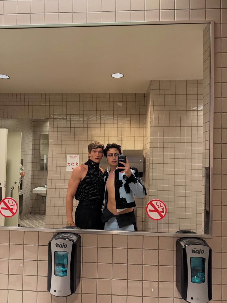 yuetumyo's tweet photo. hudcon bathroom pic and this photo of connor made by hudson… they are everything and even more https://t.co/5hqdmvhLRc