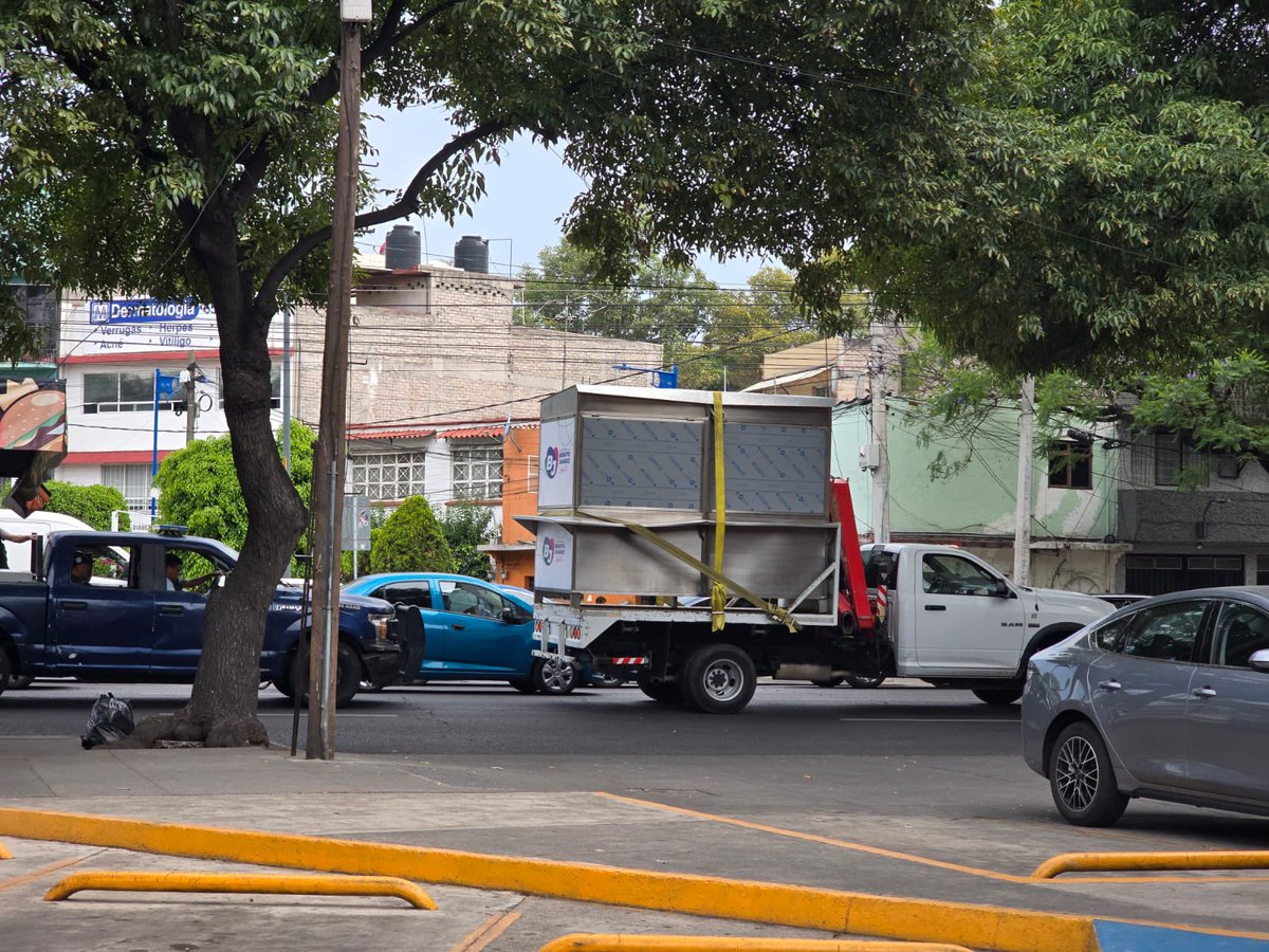 AccionesBJ's tweet photo. Buenas tardes @heritage1972, te informamos que equipo de la @BJAlcaldia acudió al lugar que nos señalaste para retirar el puesto semifijo.
Continuamos atendiendo los reportes y recuperando los espacios públicos para el libre tránsito de cada vecino y vecina. 🏗️ https://t.co/IeuJYMQX5x
