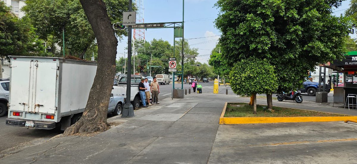AccionesBJ's tweet photo. Buenas tardes @heritage1972, te informamos que equipo de la @BJAlcaldia acudió al lugar que nos señalaste para retirar el puesto semifijo.
Continuamos atendiendo los reportes y recuperando los espacios públicos para el libre tránsito de cada vecino y vecina. 🏗️ https://t.co/IeuJYMQX5x