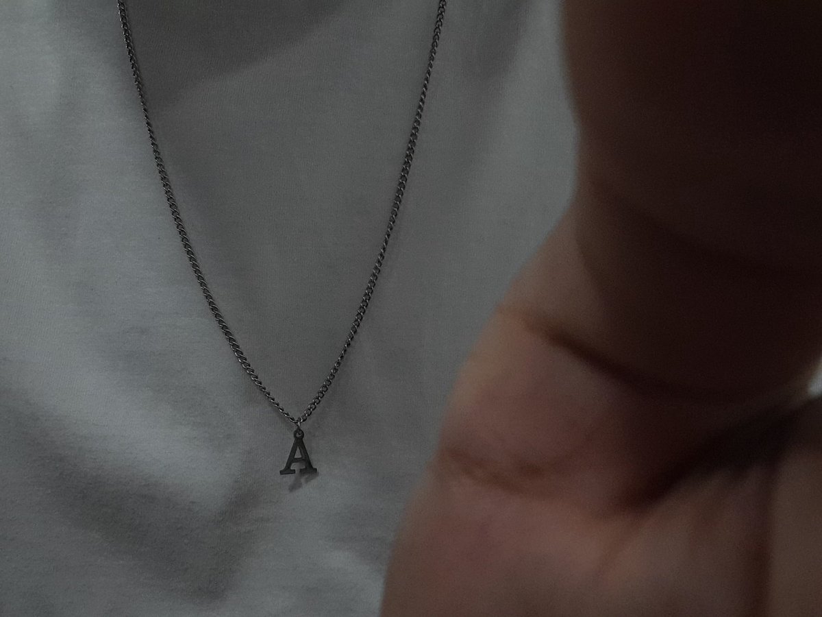 simplesmente meu namorado usando um colar com minha inicial 😭