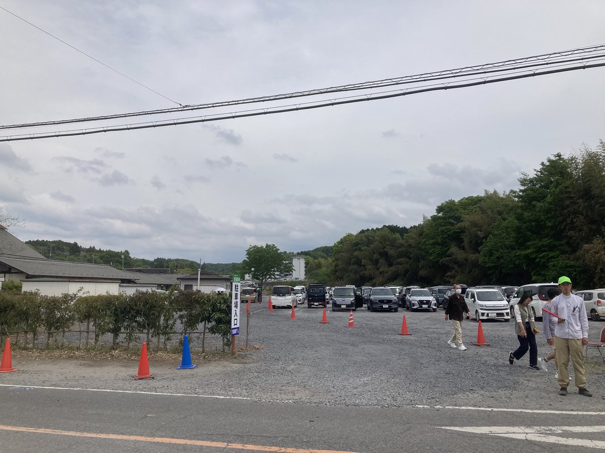 kuroneco280's tweet photo. 【益子陶器市2026春 最終日】⠀
道祖土(さやど)交差点付近の駐車場です。

5/6 13:20
早くもお帰りのお客様優勢となり、満車解除しております。

#益子陶器市 #益子春の陶器市 #益子陶器市2026春 #駐車場 https://t.co/qG3US1gWyl